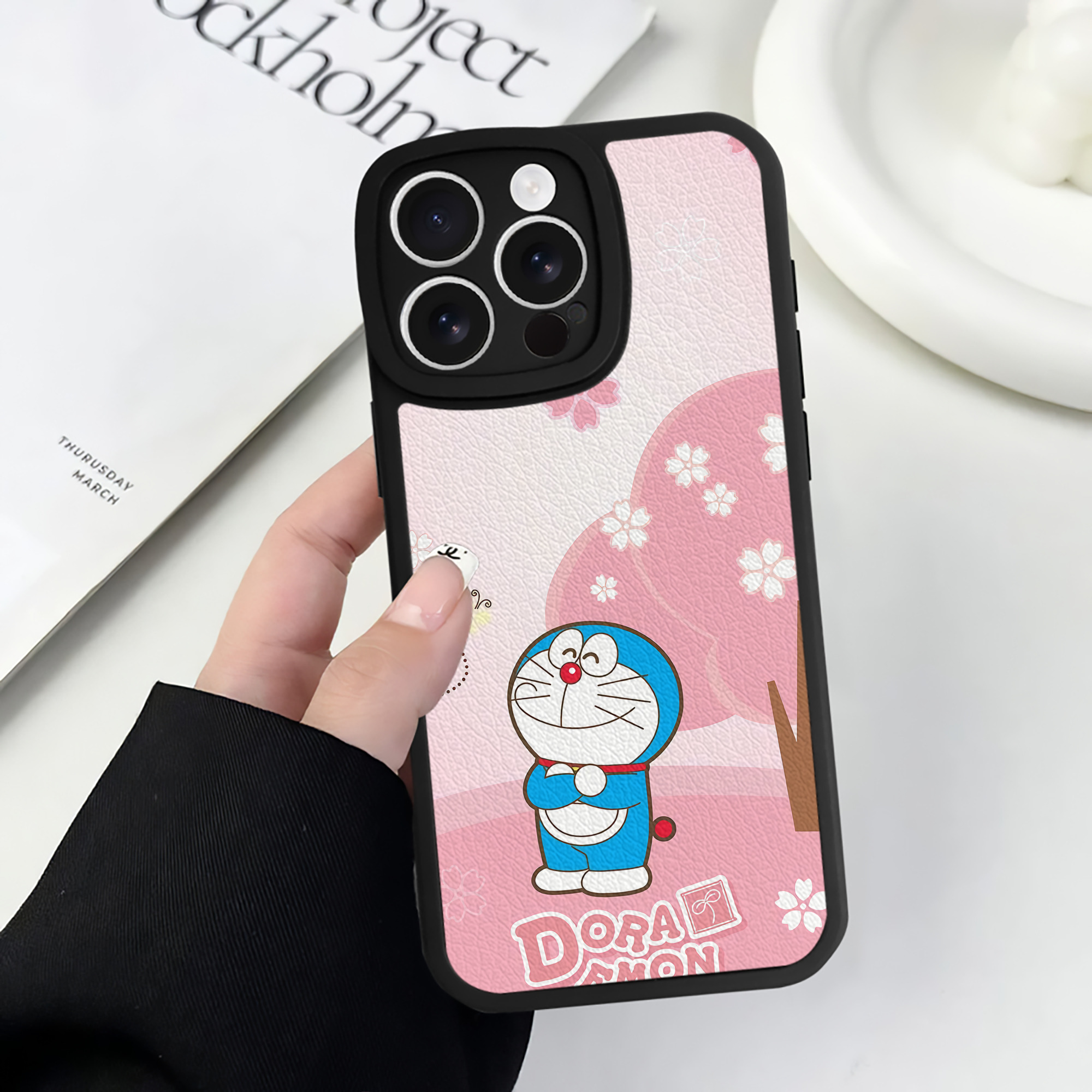 （画像用） ドラえもん Doraemon 【iPhone 16シリーズ対応】シリコンスマホケース（レザー調） 材質：シリコン